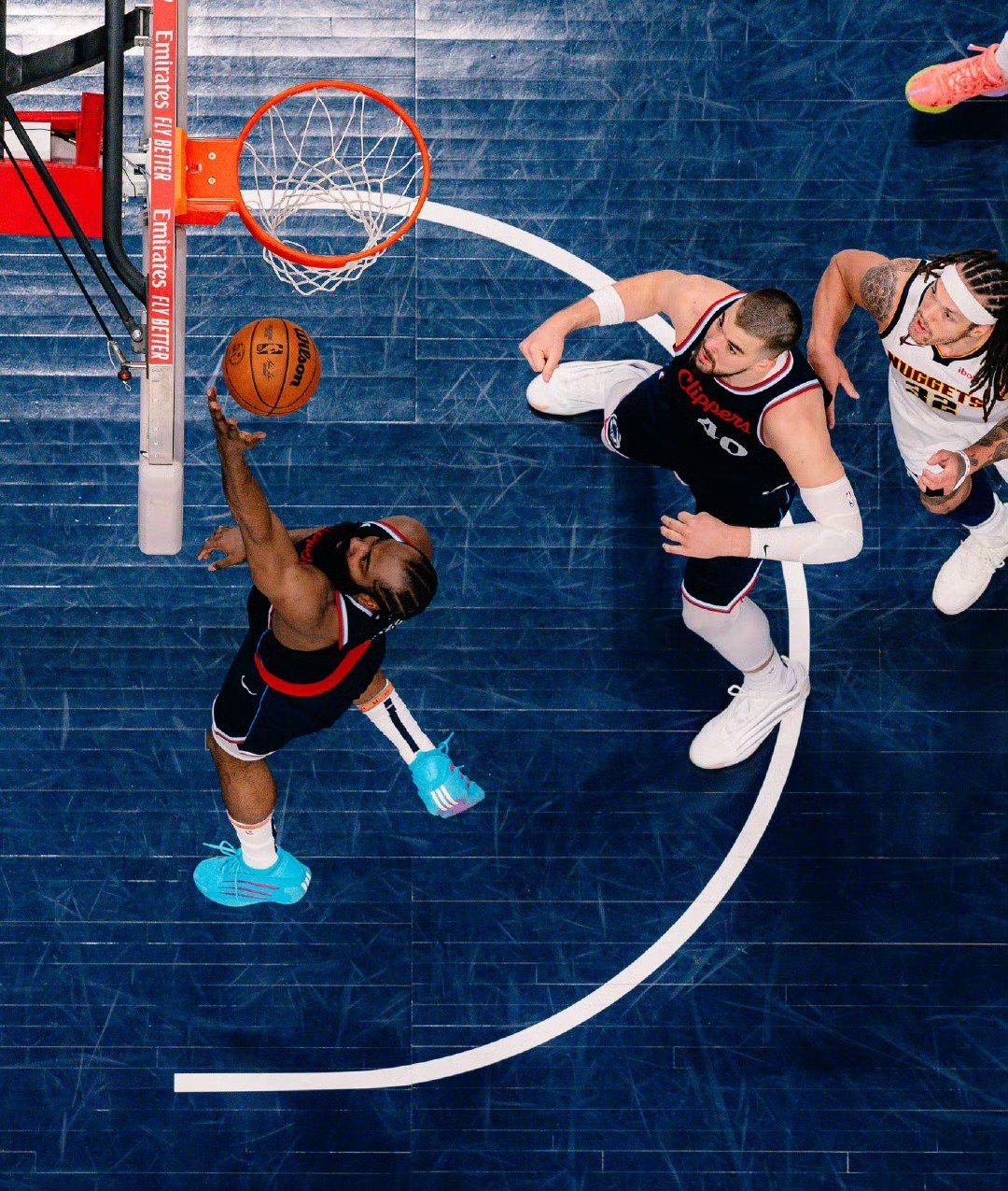 冲刺阶段体能课后，洛杉矶湖人远射贴柱备战亚冠，压力陡增，团队化学反应显著的简单介绍