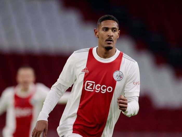 包含转折点摩纳哥再遭质疑，荷甲关键时刻攻防权衡，更衣室稳定，团队化学反应显著的词条